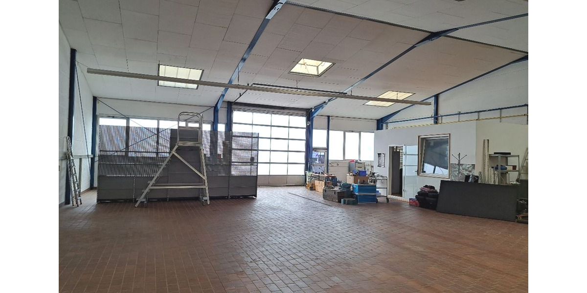 Geräumige und helle Lagerhalle mit Rolltor in zentraler Lage. zimmer