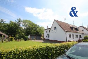 Einfamilienhaus mit großem reizvollem Grundstück und 2 Garagen in Königswinter