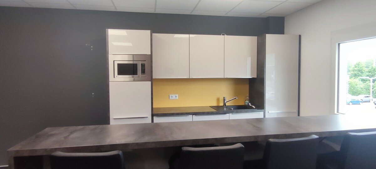 In Büro- oder Praxisgemeinschaft: Gepflegte Fläche in zentraler Lage ***PROVISIONSFREI*** 12 zimmer