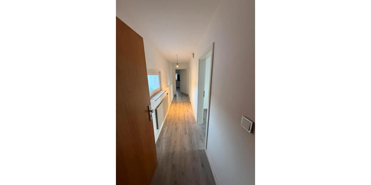 Dachgeschoßwohnung Solingen - 3 Zimmer, 65 m&sup2;, 1.100&euro; | Angebot:25103875
