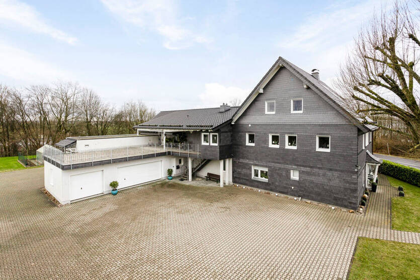 Mehrgenerationenhaus mit zwei Wohneinheiten und einer Gewerbeeinheit