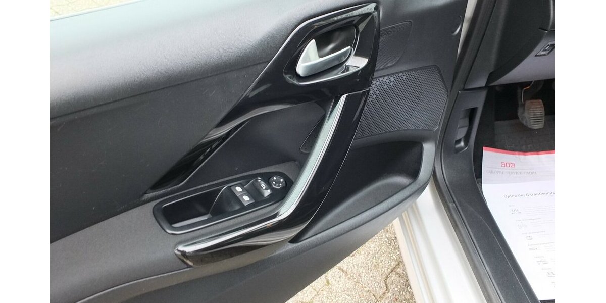 Peugeot 208 1.2 PURE TECH ALLURE KLIMAPDC SHZ SPORT LMF 98.599 km 7.704 &euro; Köln 50858