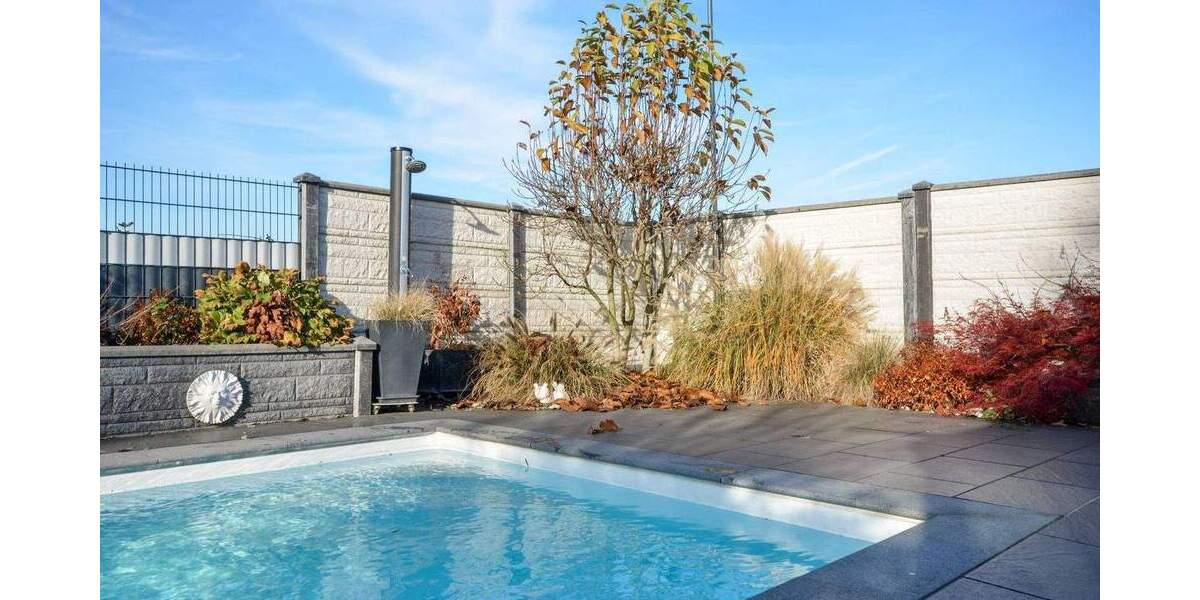 Neubaucharakter trifft Wohlfühloase: Hochwertig ausgestattetes Einfamilienhaus mit Außenpool! 6 zimmer