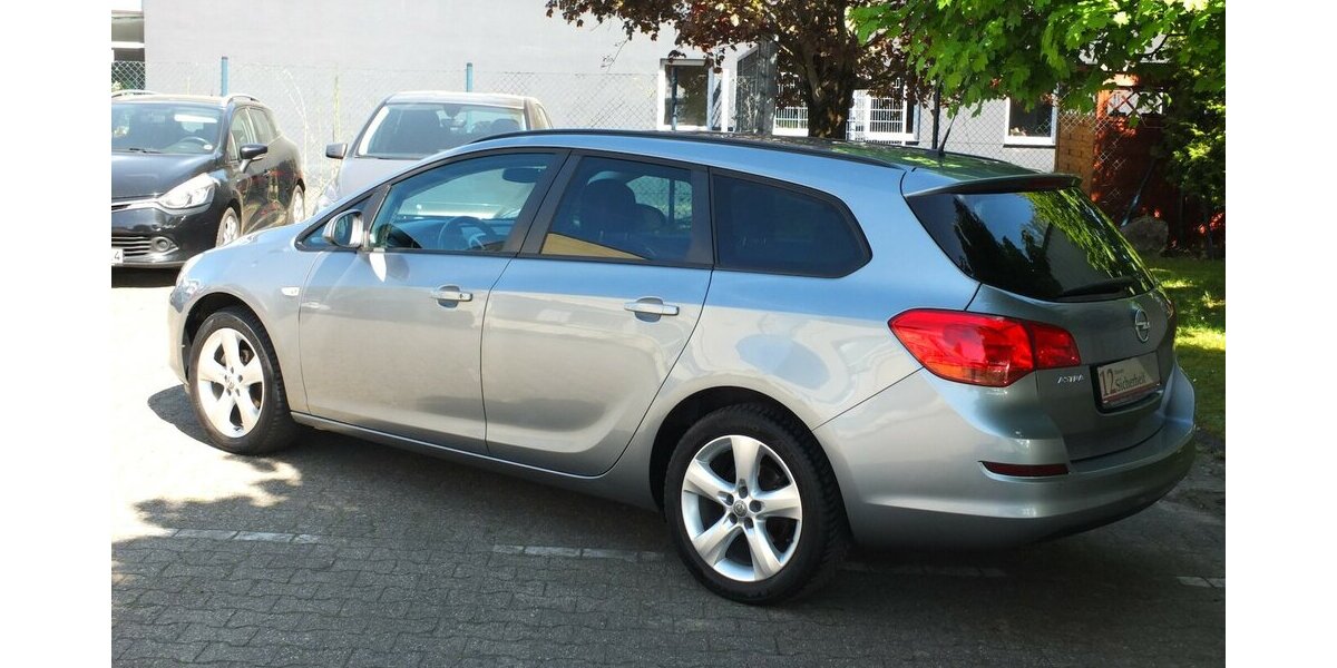 Opel Astra WM26:SPORTS TOURER EDITION PARKPILOT KLIMAAN 133.025 km 5.908 &euro; Köln 50858