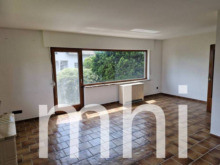 Much Hündekausen: Kleiner Bungalow mit 2 Garagen für die kleine Familie.