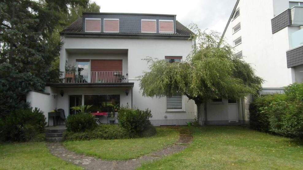 Freistehendes gepflegtes Dreiparteienhaus schöner Garten und Garage - Wohnung im Erdgeschoss bezugsfrei - beliebter Wohnort Köln Weiß