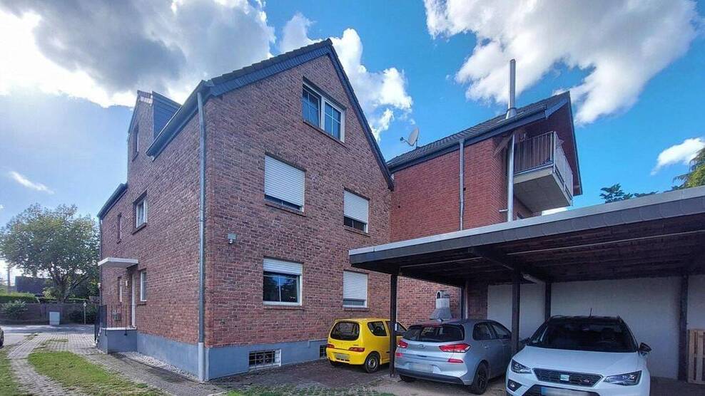 *** Charmante Dachgeschoßwohnung in ruhiger Lage - mit Balkon und Carport ***