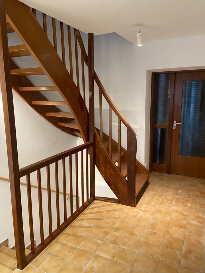 Haus mit großer Dachterrasse, Garten und Garagen in der Altstadt