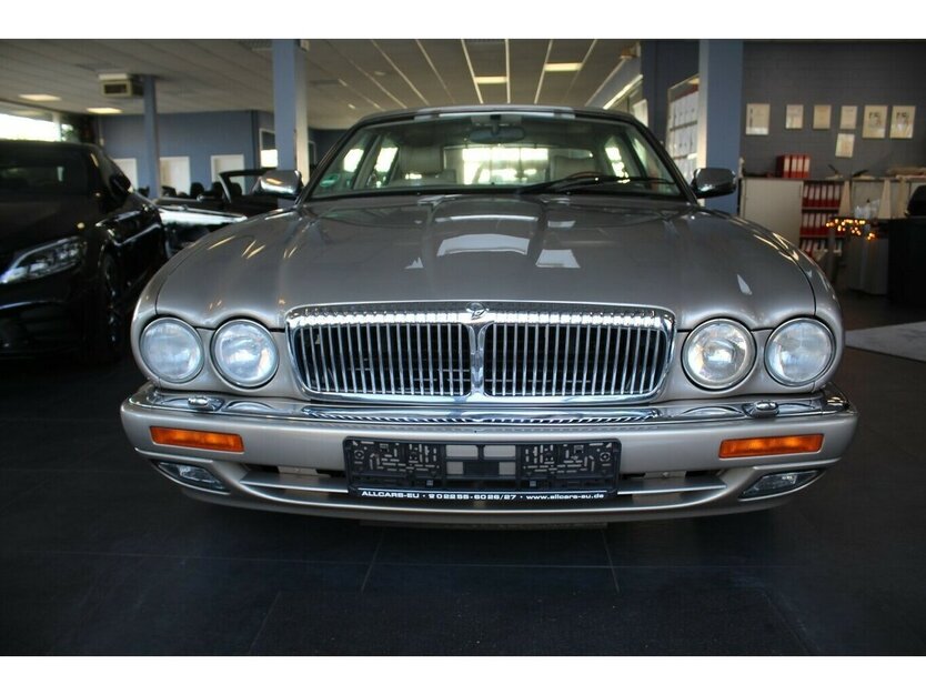 Jaguar XJ 4.0 Lang Automatik - Leder - Schiebedach - 119.865 km 19.980 € Euskirchen 53881