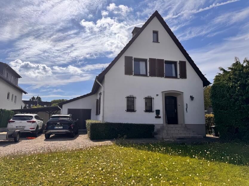 Freistehendes Einfamilienhaus mit 50er Jahre Charme & großem Grun