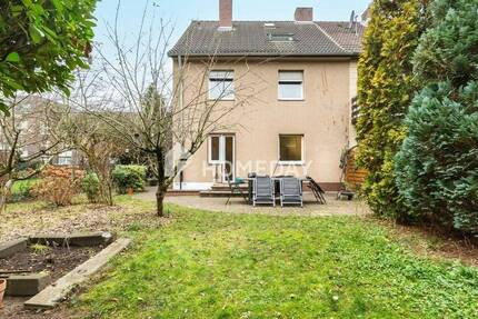 1 bis 3-Familienhaus mit schönem Grundstück, Terrasse, Garten und 2 Stellplätzen