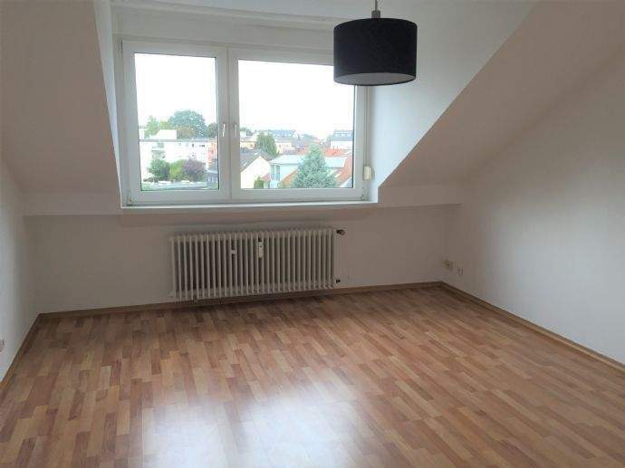 Lev.-Quettingen, helle freundliche renovierte Wohnung im DG, 2 Zimmer, 55 m², Küche, Wannenbad 2 zimmer