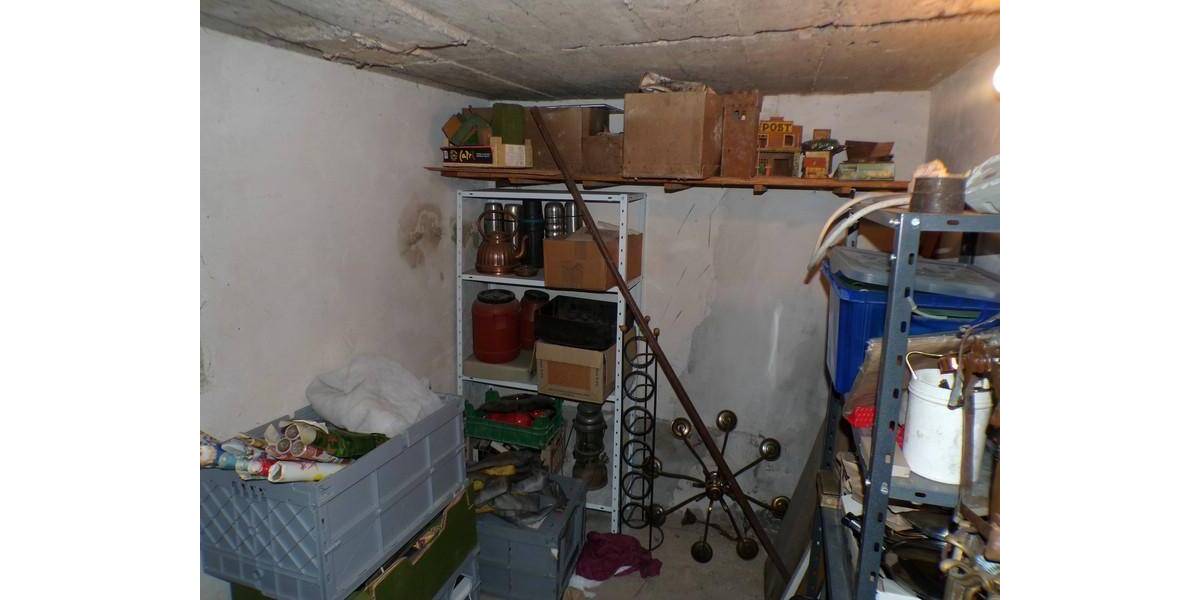 geräumiges Einfamilienhaus mit Anbau, Nebengebäude incl. Garagen, Vorhof und Innenhof 8 zimmer