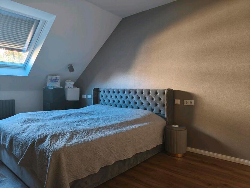 Lichtdurchflutete DG-Wohnung mit Garage, Kamin und Garten
