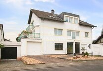 Großzügiges Ein- oder Zweifamilienhaus mit kleinem Garten