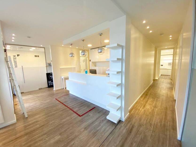 Moderne und großzügige Praxisräumlichkeiten auf zwei Etagen 9 zimmer