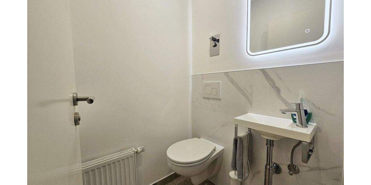 Wohnen in Köln – Mit Aufzug, zwei Balkonen und neuem Bad – Grünlage Junkersdorf 2 zimmer