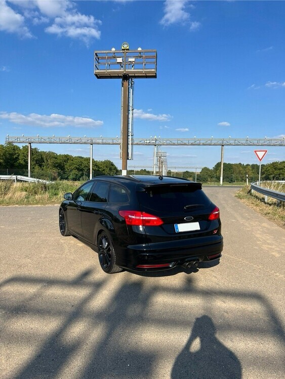 Ford Focus 79.900 km 18.800 € Köln 50667