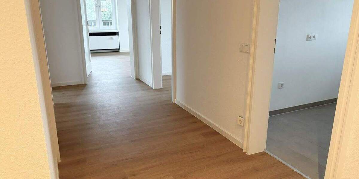 NEUES Bad* NEUER Boden* NEUES Wohngefühl* NEUE Einbauküche* 3 Zimmer + Balkon, Gäste-WC, Aufzug 3 zimmer