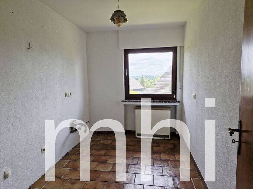 Much Hündekausen: Kleiner Bungalow mit 2 Garagen für die kleine Familie.