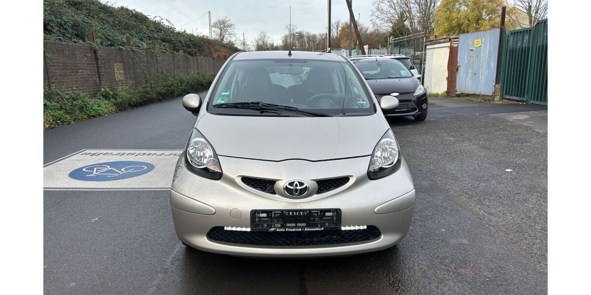 Toyota Aygo (X) 95.000 km 2.900 € Köln 50739