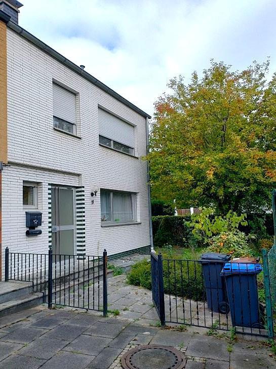 Gute Gelegneheit Großzügig geschnittenes Reihenendhaus mit Balkon, schönem Garten und Garage 6 zimmer