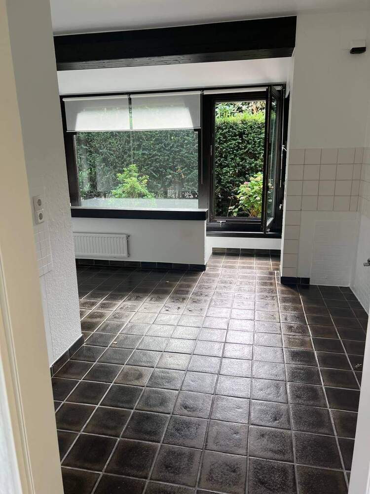 D-Kaiserswerth: Terrassenwhg., 2 Zimmer, ca. 80 m² Wohnfl., mit kl. Garten, ca. 60 m² Nutzfläche, Terrasse, Stellplatz