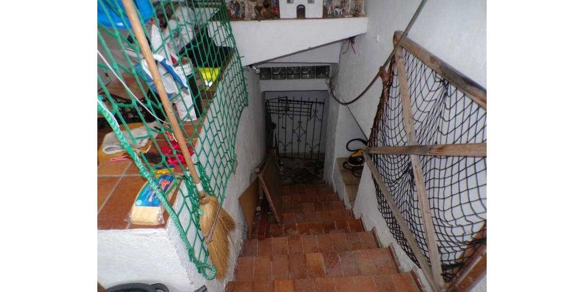 geräumiges Einfamilienhaus mit Anbau, Nebengebäude incl. Garagen, Vorhof und Innenhof 8 zimmer