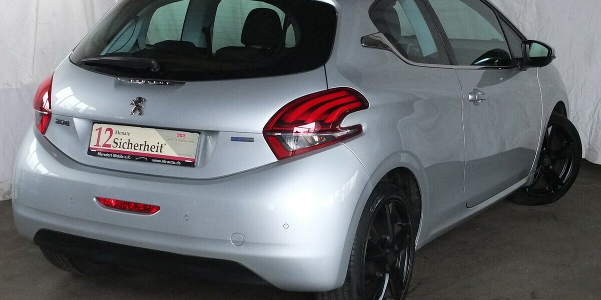 Peugeot 208 1.2 PURE TECH ALLURE KLIMAPDC SHZ SPORT LMF 98.599 km 7.704 &euro; Köln 50858