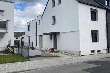 Moderne Doppelhaushälfte mit 3 Etagen zu vermieten Maximal 5 p