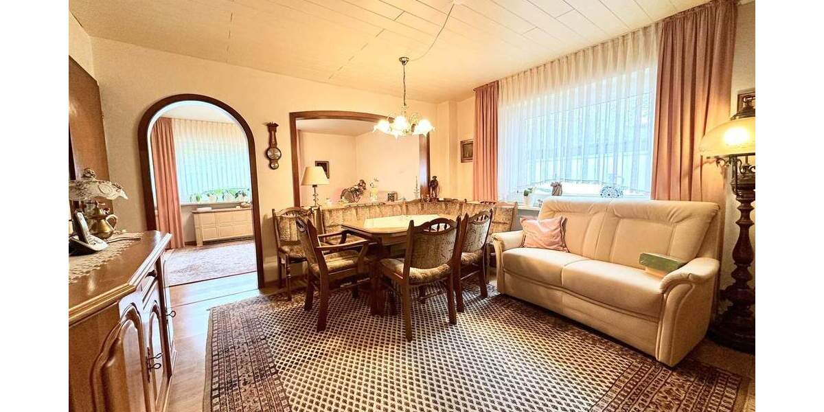 Doppelhaushälfte mit viel Potenzial, großzügigen Garten, Garage und Stellplätzen 5 zimmer