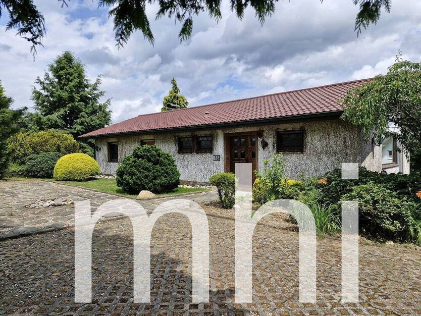 Much Hündekausen: Kleiner Bungalow mit 2 Garagen für die kleine Familie.