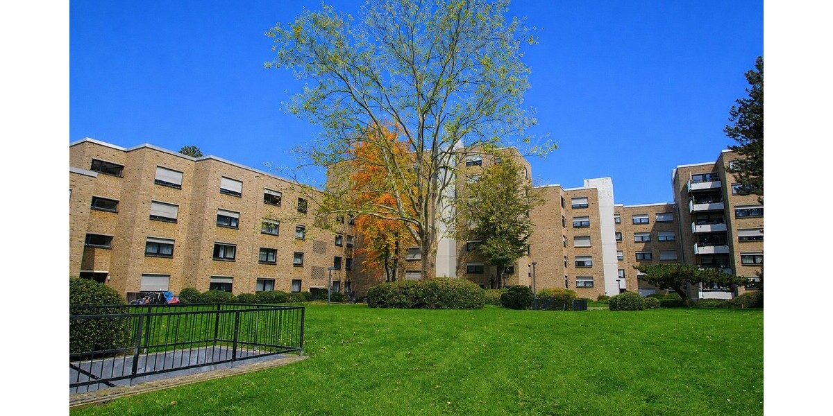 Bezugsfreie, große und barrierearme 4 Zimmer-Wohnung mit Balkon und Tiefgaragenstellplatz 4 zimmer