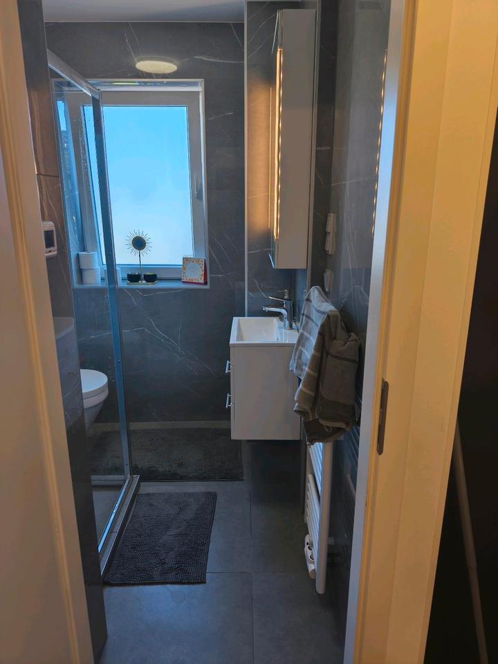 Lichtdurchflutete DG-Wohnung mit Garage, Kamin und Garten