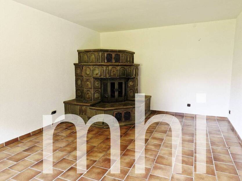 Much Hündekausen: Kleiner Bungalow mit 2 Garagen für die kleine Familie.