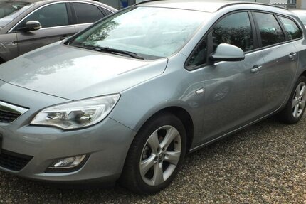 Opel Astra WM26:SPORTS TOURER EDITION PARKPILOT KLIMAAN 133.025 km 5.908 &euro; Köln 50858
