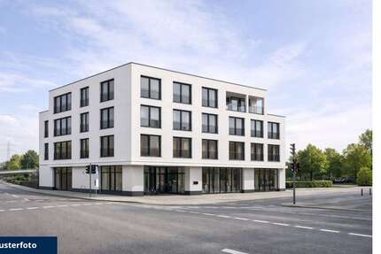 Haus zum Kaufen in Langenfeld 4.190.000 € 1300 m² 27 zimmer