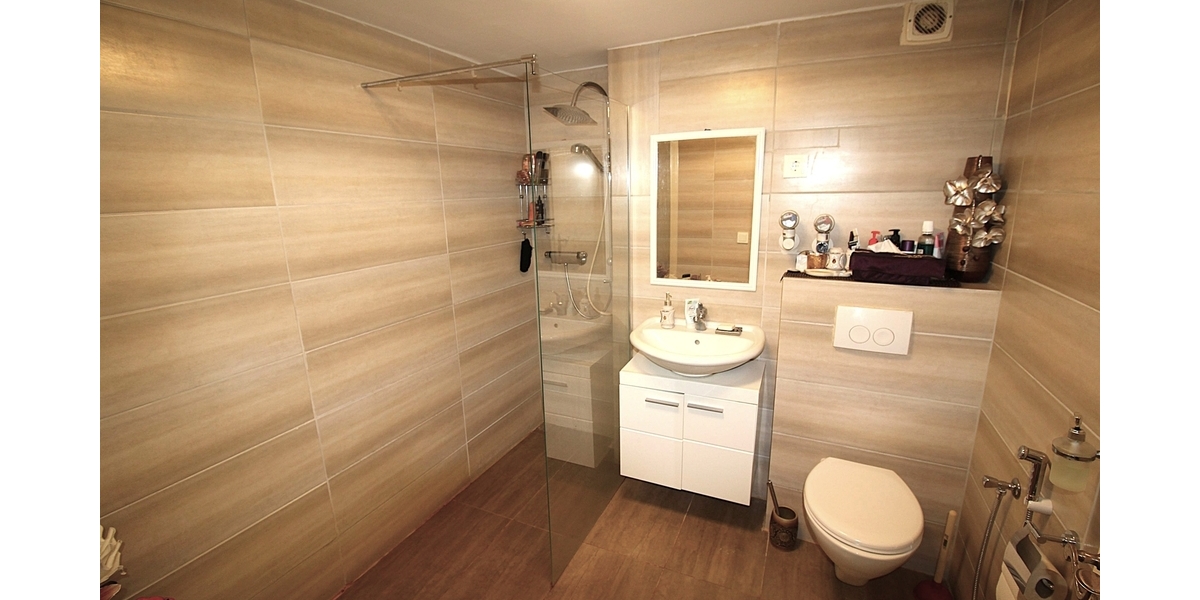 Bezugsfreie, große und barrierearme 4 Zimmer-Wohnung mit Balkon und Tiefgaragenstellplatz 4 zimmer