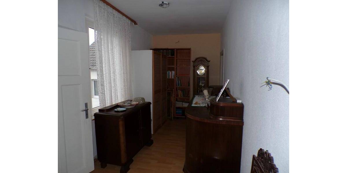 geräumiges Einfamilienhaus mit Anbau, Nebengebäude incl. Garagen, Vorhof und Innenhof 8 zimmer