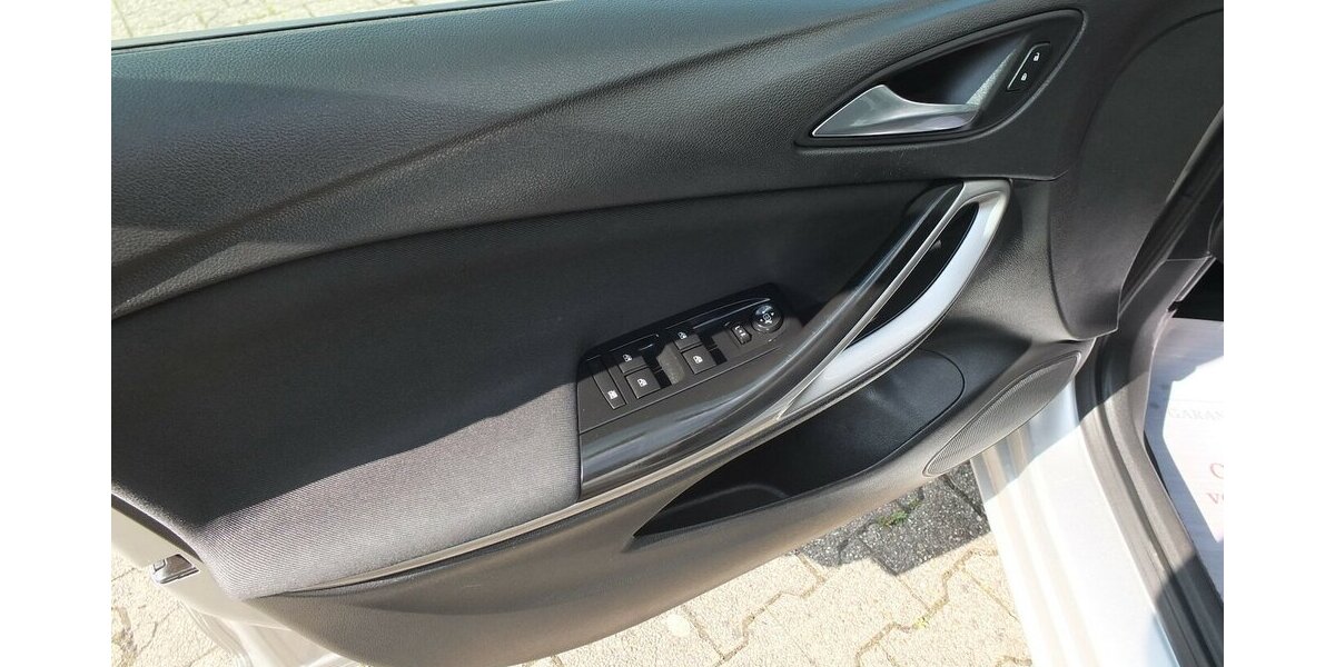 Opel Astra EDITION NAVI KLIMA TEMPOMAT BLUETOOTH 99.125 km 9.908 &euro; Köln 50858