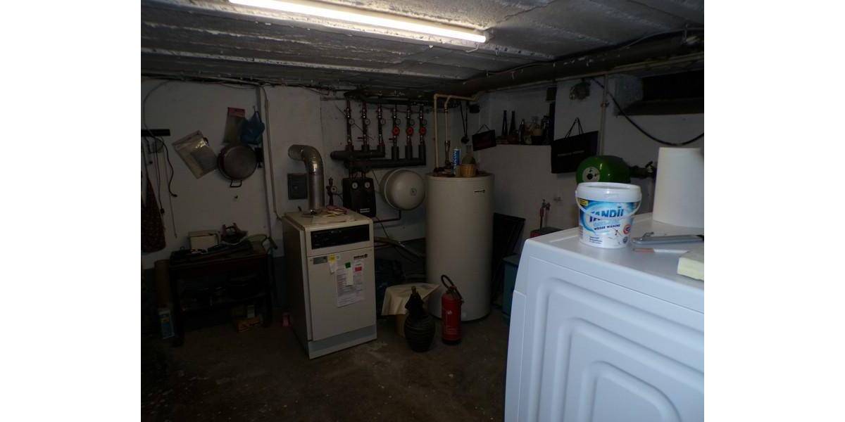 geräumiges Einfamilienhaus mit Anbau, Nebengebäude incl. Garagen, Vorhof und Innenhof 8 zimmer