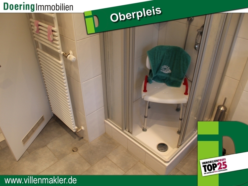Oberpleis: 2 Mehrfamilienhäuser mit insg. 12 Wohnungen und 8 Garagen