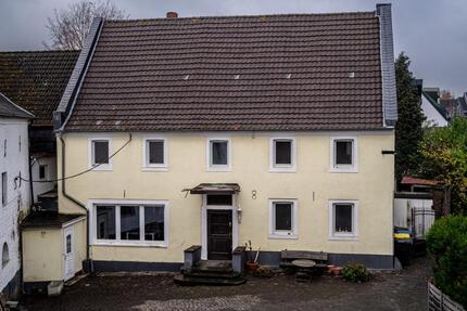 Haus Bergheim - 7 Zimmer, 200 m&sup2;, 2.900&euro; | Angebot:24646494