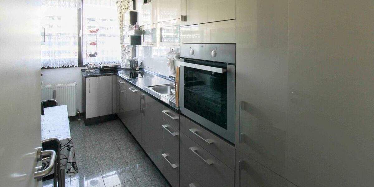 Charmante Barrierefreie 3-Zimmer-Wohnung mit zwei Balkonen und Tiefgaragenstellplatz in Köln-Weiden 3 zimmer