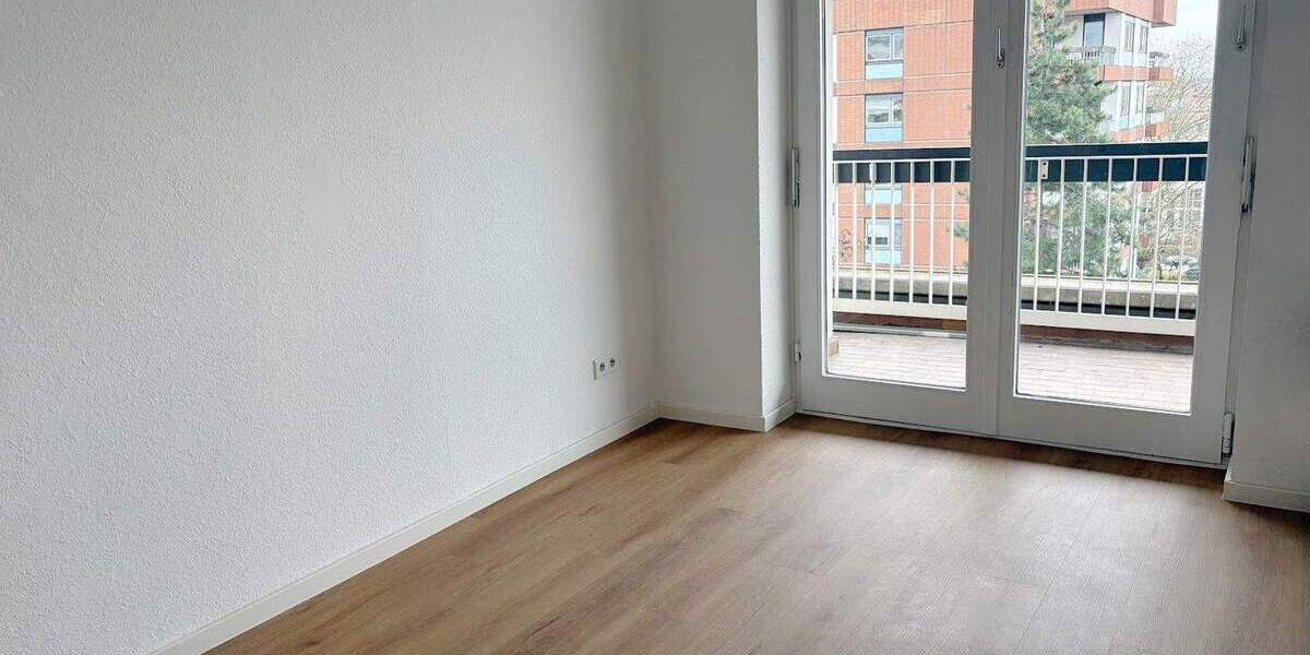NEUES Bad* NEUER Boden* NEUES Wohngefühl* NEUE Einbauküche* 3 Zimmer + Balkon, Gäste-WC, Aufzug 3 zimmer