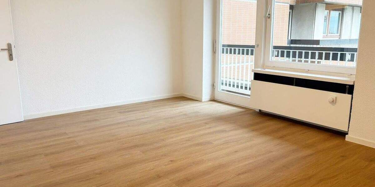 NEUES Bad* NEUER Boden* NEUES Wohngefühl* NEUE Einbauküche* 3 Zimmer + Balkon, Gäste-WC, Aufzug 3 zimmer