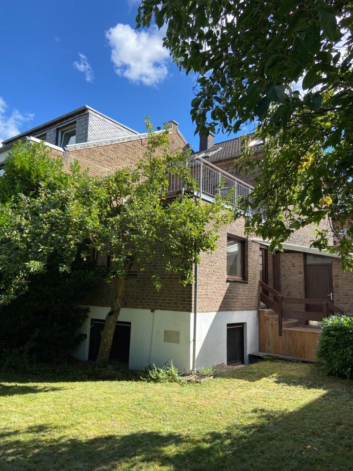 Haus mit großer Dachterrasse, Garten und Garagen in der Altstadt