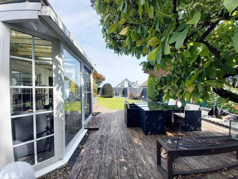 CITYHOUSE: Freistehendes Einfamilienhaus mit Traumgarten, Wintergarten, Kamin, Sauna und Garage