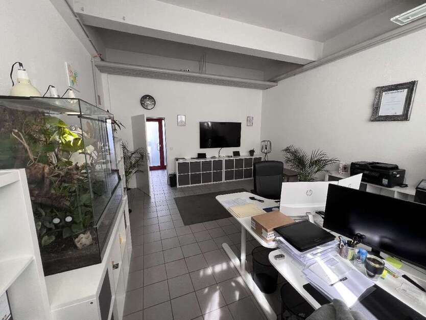 Halle in Monheim 1.881 € 157 m²