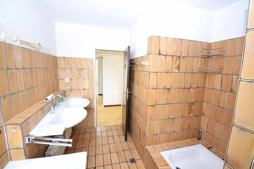 Schöne 4 Zi. Wohnung mit 2 Balkonen, zus. Hobbyraum, Garage u. Gartennutzung